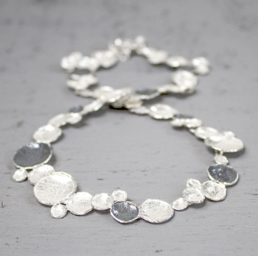 Collier gemaakt van 925 sterling zilver en geoxideerd zilver. Een klassiek Jéh collier bestaande uit losse schakels. 
